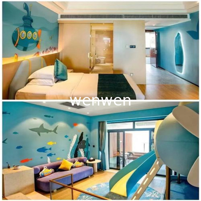 De charme van de glijapparatuur in de hotelkamer voor ouders en kinderen