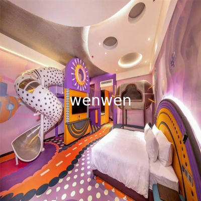 De charme van de glijapparatuur in de hotelkamer voor ouders en kinderen