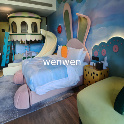 De charme van de glijapparatuur in de hotelkamer voor ouders en kinderen