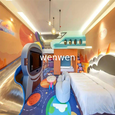 De charme van de glijapparatuur in de hotelkamer voor ouders en kinderen