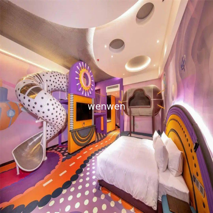De charme van de glijapparatuur in de hotelkamer voor ouders en kinderen